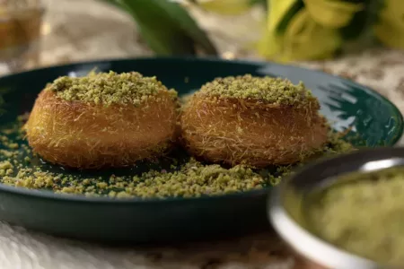 يتكون هذا الصنف من العجين الخشن والممزوج بالسمنة البلدية الفلسطينية مع اختيار الحشوة جبنة او قشطة، يقدم هذا النوع على شكل كب كنافة...