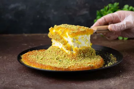 الكنافة النابلسية هي أصل الكنافة والأشهر على الإطلاق. تتكون الكنافة النابلسية من العجين النابلسي الناعم والمحضر خصيصاً في نابلس...